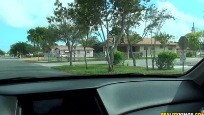 I pied a cute shortie not later than down a predicament that